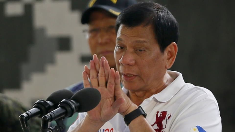 Rodrigo Duterte streitet ab, Todesschwadronen gegen Kriminelle eingesetzt zu haben.