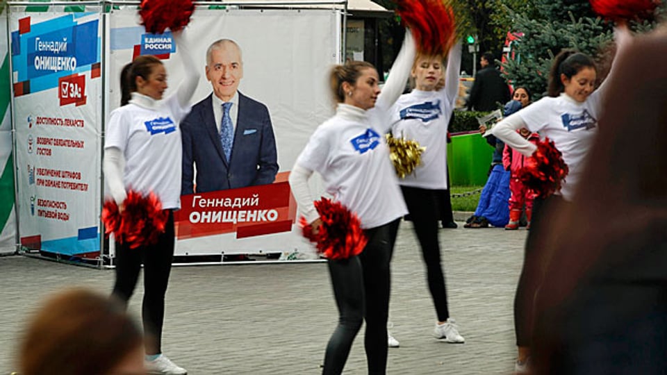 «Das sind keine Wahlen, das ist nur eine Show, damit die Staatsmacht legitim erscheint», sagt ein Jus-Student. Bild: Wahlpropaganda für die Kreml-Partei «Einiges Russland».