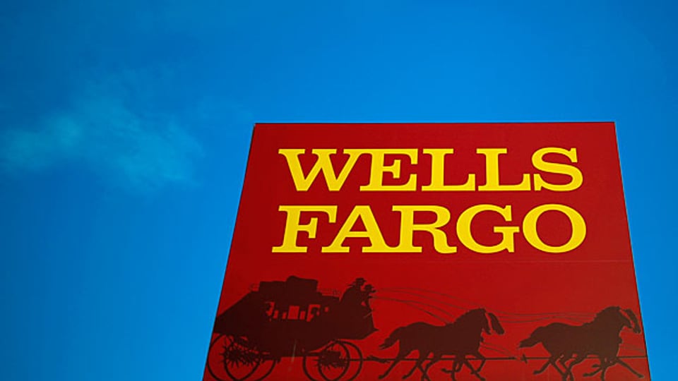 Ein Bankschalterangestellter von Wells Fargo in San Diego wurde gezwungen, seine Kunden zu hintergehen:  «Durchschnittlich mussten wir 15 Bankprodukte pro Tag verkaufen. Wenn wir das Ziel nicht erreichten, drohte die Entlassung», erzählt er.
