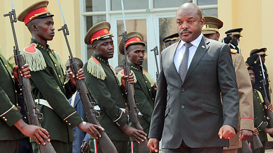 Ausgelöst wurde der Konflikt in Burundi im vergangenen Jahr durch die Weigerung von Präsident Pierre Nkurunziza, nach zwei Amtszeiten verfassungsgemäss abzutreten. Nach einer umstrittenen Wahl, die von der Opposition boykottiert wurde, trat der ehemalige Sportlehrer im Juni 2016 seine dritte Amtszeit an.