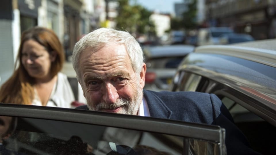 Jeremy Corbyn ist im Amt als Labour-Chef betätigt worden.