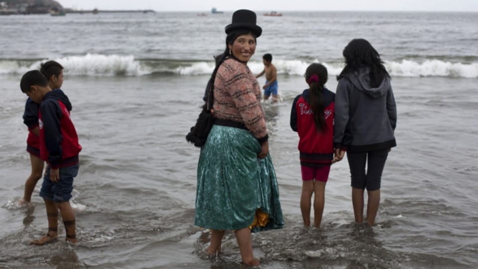 Eine peruanische Familie am Strand von Lima.