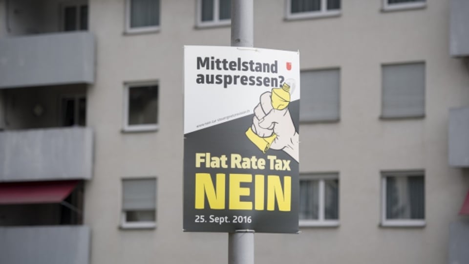 Plakat der Gegner einer Flat Rate Tax in Schwyz.