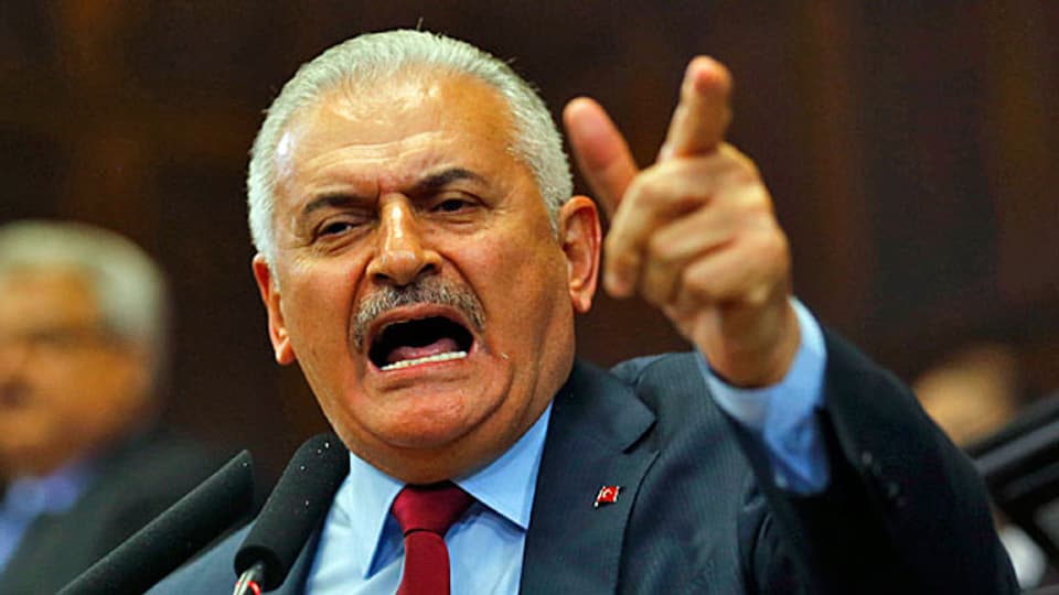 Der türkische Ministerpräsident Binali Yildirim (Bild) sagte zum Schulbeginn: «Zeigt keinerlei Nachsicht mit Lehrerkollegen, die der Gülen-Bewegung oder der PKK helfen. Lasst sie nicht in eurer Mitte leben!» Und eine Mutter sagt: «Wir bringen unsere Kinder zur Schule, ohne zu wissen, ob da noch Lehrer auf sie warten.»
