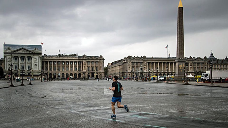 Autofreier Sonntag auf der Place de la Concorde in Paris. Bürgermeisterin Hidalgo stellt noch mehr autofreies Paris in Aussicht.