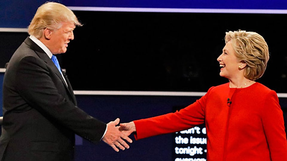 Trotz Händedruck Distanz halten – der Republikaner Donald Trump und die Demokratin Hillary Clinton an der TV-Debatte in Hempstead, New York.