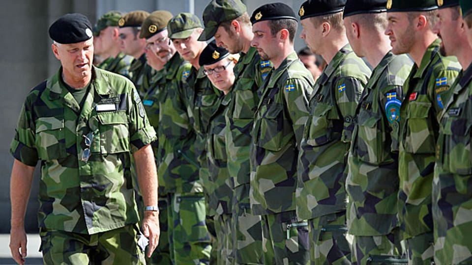 Berufsarmee-Experiment abgebrochen: In Schweden müssen schon bald wieder alle ins Militär – auch die Frauen.