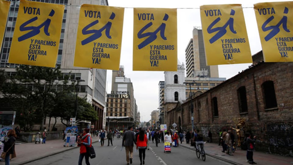 In den Strassen Bogotas hängen Plakate, die zum Abstimmen animieren sollen.