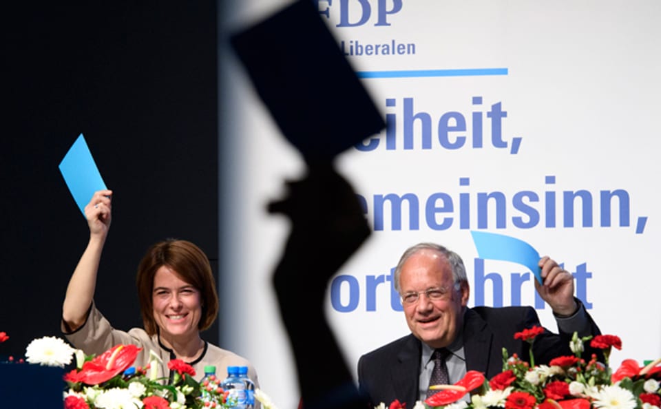 FDP-Parteipräsidentin Petra Gössi und Bundespräsident Johann Schneider-Ammann scherzen auf dem Podium vor den Delegierten der FDP