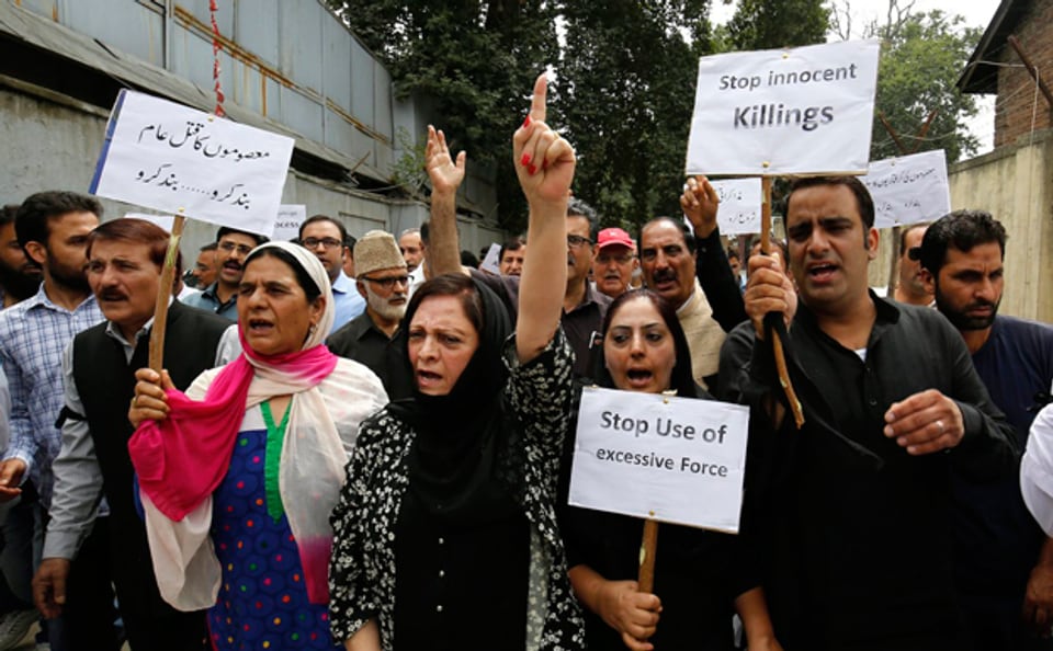 Anführer und Anhänger einer pro-indischen Partei demonstrieren gegen die eskalierende Gewalt in Kaschmir