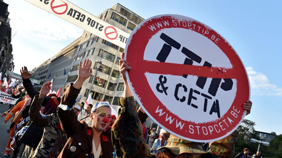 Auch in der Schweiz wächst die Koalition der Zweifler. SP, Grüne, Gewerkschaften, Umweltverbände wie Greenpeace und Dritt-Welt-Aktivisten wie Alliance Sud wollen gegen die grossen Freihandelsabkommen wie TTIP oder TISA auf die Strasse gehen. Bild: Tausende protestieren in Brüssel gegen TTIP und CETA am 20. September 2016.