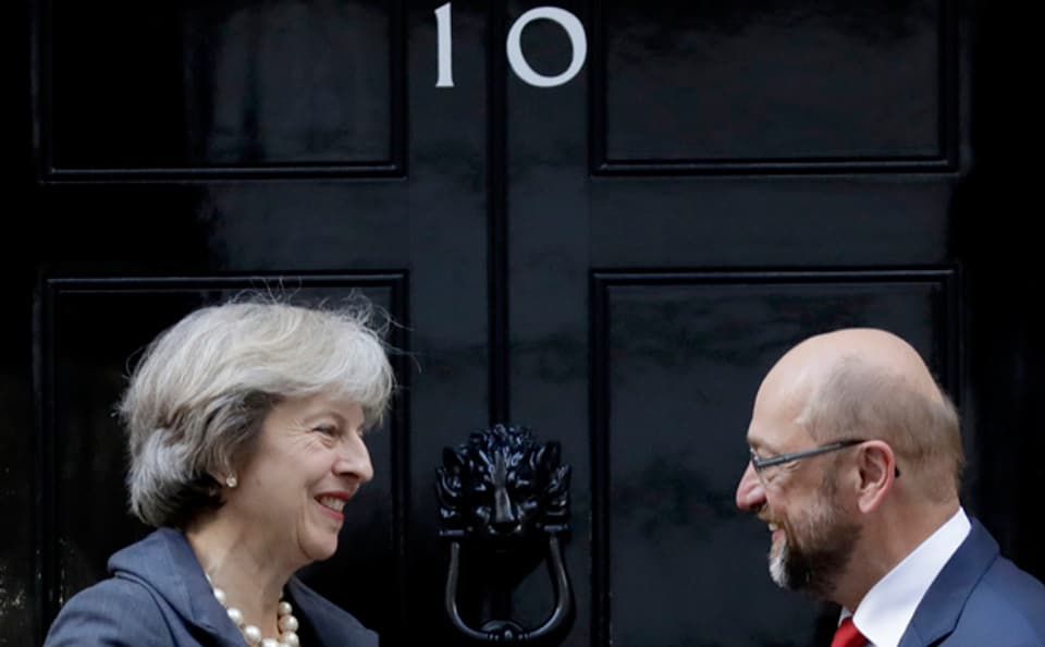 Die britische Premierministerin Theresa May trifft den EU-Parlamentspräsidenten Martin Schulz vor ihrem Amtssitz an der Downing Street Nr. 10 (am 22.9.2016)