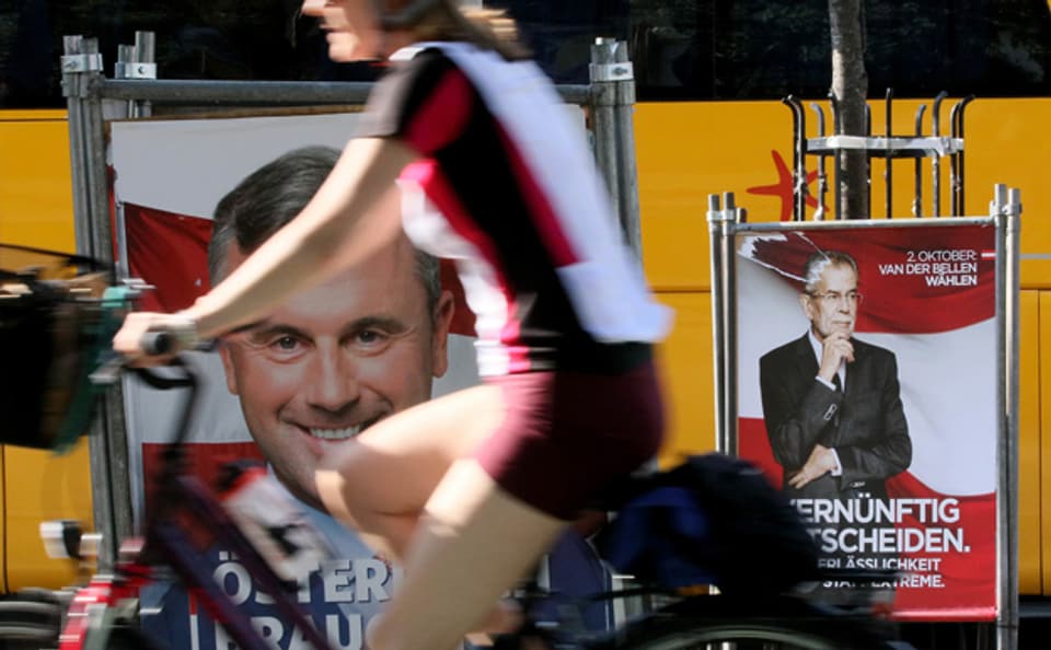 Wahlplakate der beiden Kandidaten fürs österreichische Präsidentenamt, an einer Strasse in Wien.