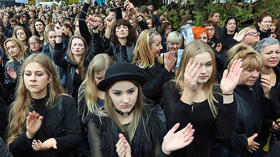 Tausende Frauen haben in ganz Polen schwarz gekleidet gegen die von der Regierung geplante Verschärfung des Abtreibungsverbotes demonstriert.