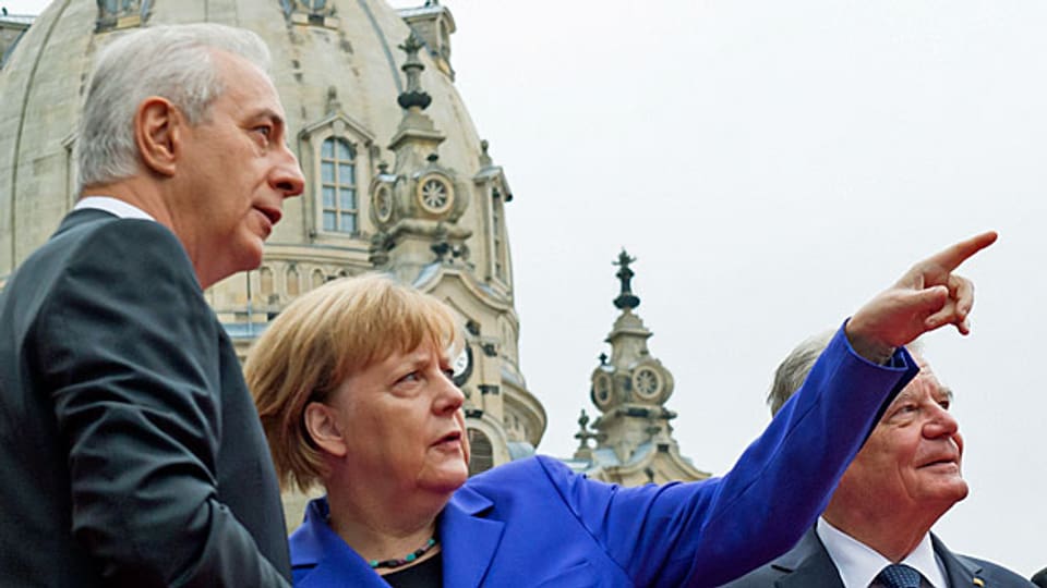 Sachsens Ministerpräsident Stanislaw Tillich, Bundeskanzlerin Angela Merkel und Bundespräsident Joachim Gauck vor der Frauenkirche in Dresden.Die Lage in Deutschland ist besser als sie sich anfühlen mag, die Arbeitslosigkeit etwa ist so tief wie nie seit der Wiedervereinigung vor 26 Jahren.