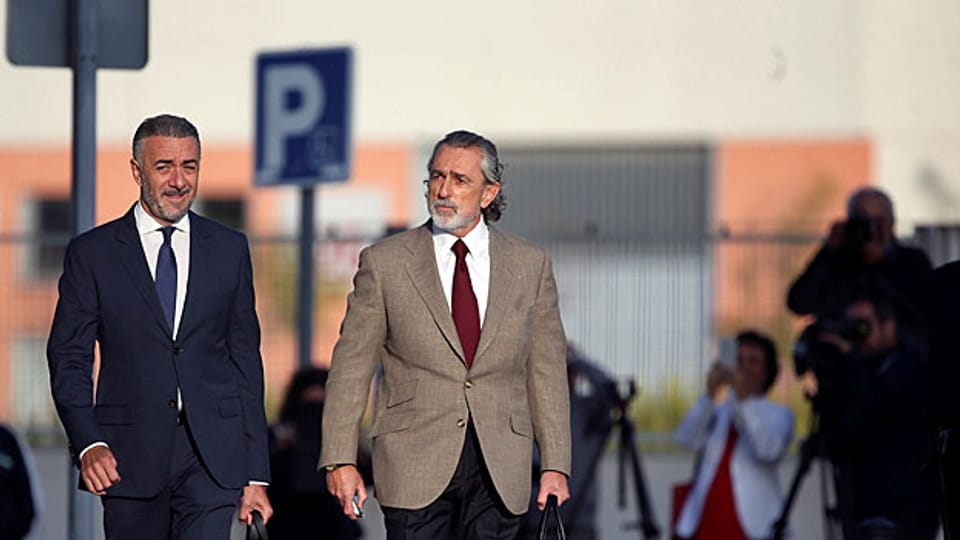 Francisco Correa (rechts im Bild, auf dem Weg zum Gericht) ist kaum bekannt Er hielt sich meist im Hintergrund; für seine Geschäfte war das besser.