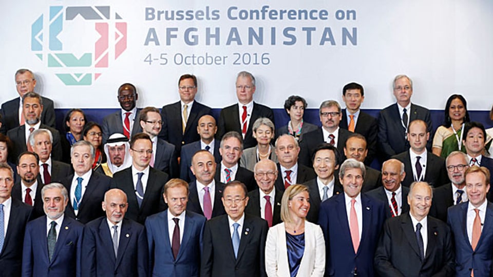Gruppenbild der Teilnehmer und Teilnehmerinnen an der internationalen Afghanistankonferenz in Brüssel.
