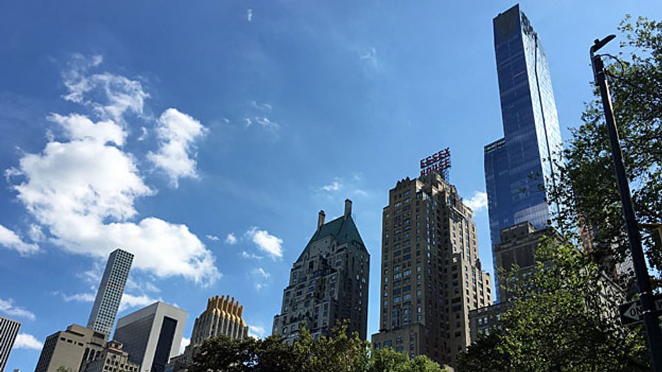 Die Hochhäuser in New York City werden höher. Rechts im Bild: «One57» – eines der superhohen Gebäude. Die alten New Yorker Wolkenkratzer waren Bürohochhäuser, die meisten der neuen Hochhäuser sind Wohnhäuser. Das ist neu.