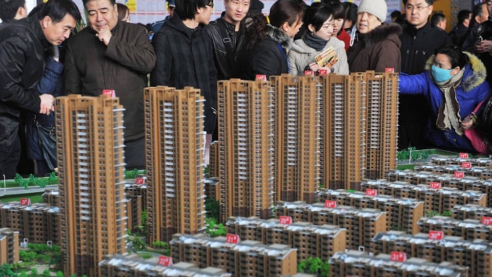 Potentielle Hauskäufer an einer chinesischen Immobilienmesse