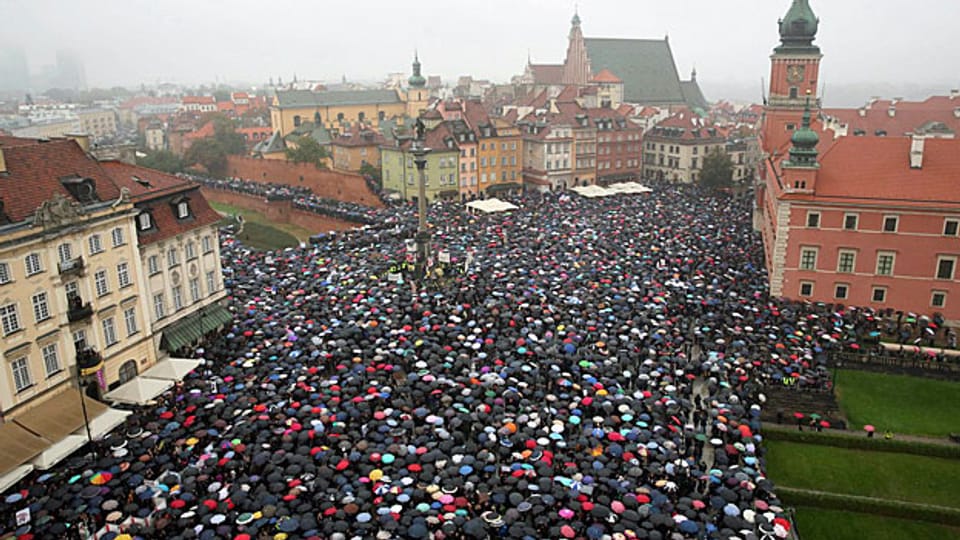 Luftaufnahme auf den Schlossplatz in Warschau, wo am Montag zehntausende Frauen gegen die Verschärfung des Abtreibungsgesetzes protestiert haben. Die konservative Partei «Recht und Gerechtigkeit» geht mit dem Nein zur Verschärfung des Abtreibungsgesetzes nicht in die Knie vor der Strasse. Sie beweist nur, dass sie politisch kalkulieren kann.