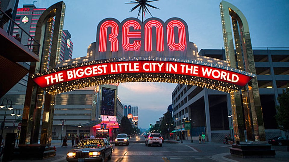 Reno, Nevada: In alten Casinotempeln mit blinkenden Lichtplakaten verspielt der kleine Mann sein Geld. Reno ist aber auch ein Ort, wo gut Betuchten geholfen wird, Geld zu sparen.