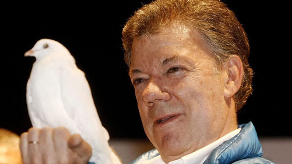 Kolumbiens Präsident Juan Manuel Santos erhält den Preis für seine Bemühungen, den Krieg in seinem Land zu beenden.