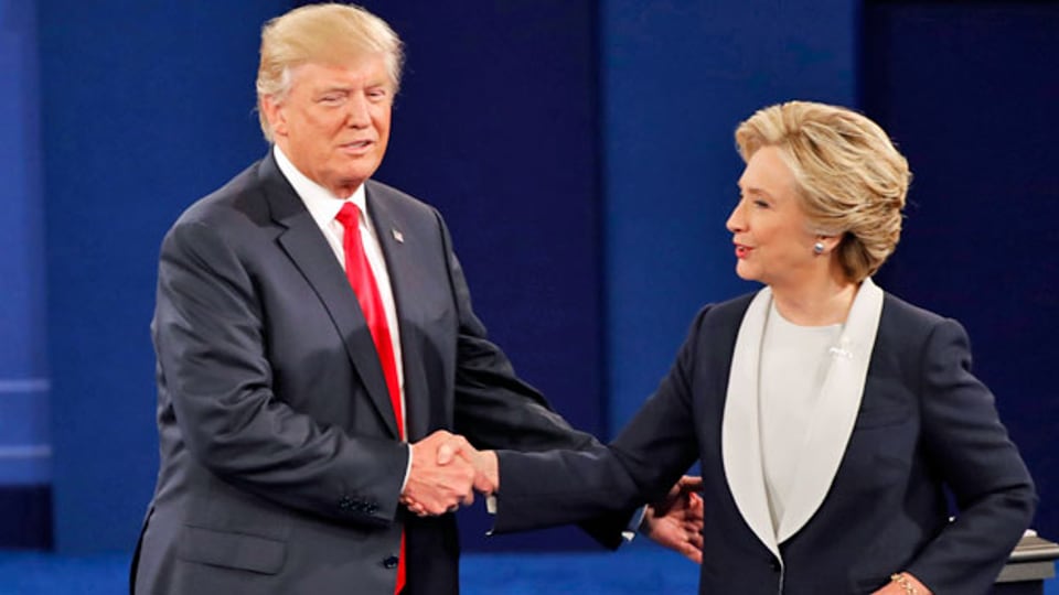Der republikanische Präsidentschaftskandidat Donald Trump und die demokratische Präsidentschaftskandidatin Hillary Clinton beim Händedruck vor der zweiten TV-Debatte am 9. Oktober 2016.