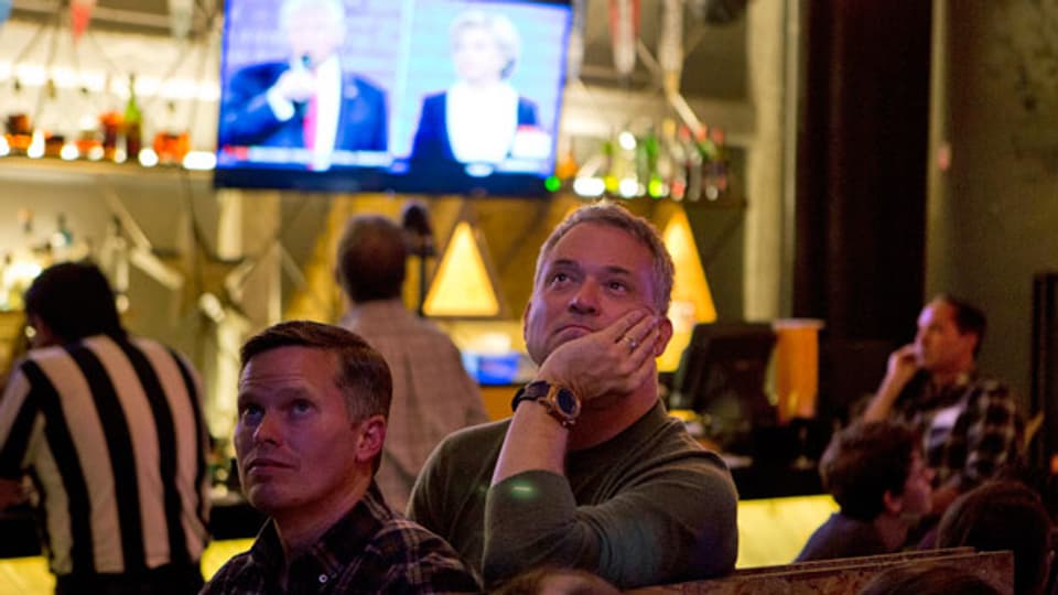 Gespannt verfolgen Gäste eines Restaurants die zweite Fernseh-Debatte von Hillary Clinton und Donald Trump.