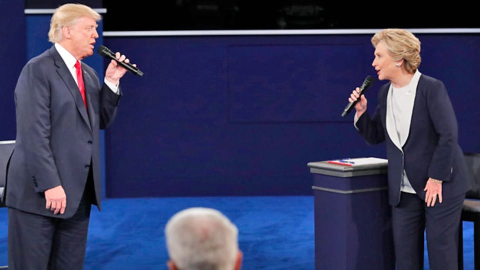 Hillary Clinton und Donald Trump während der zweiten TV-Debatte am 9. Oktober 2016.