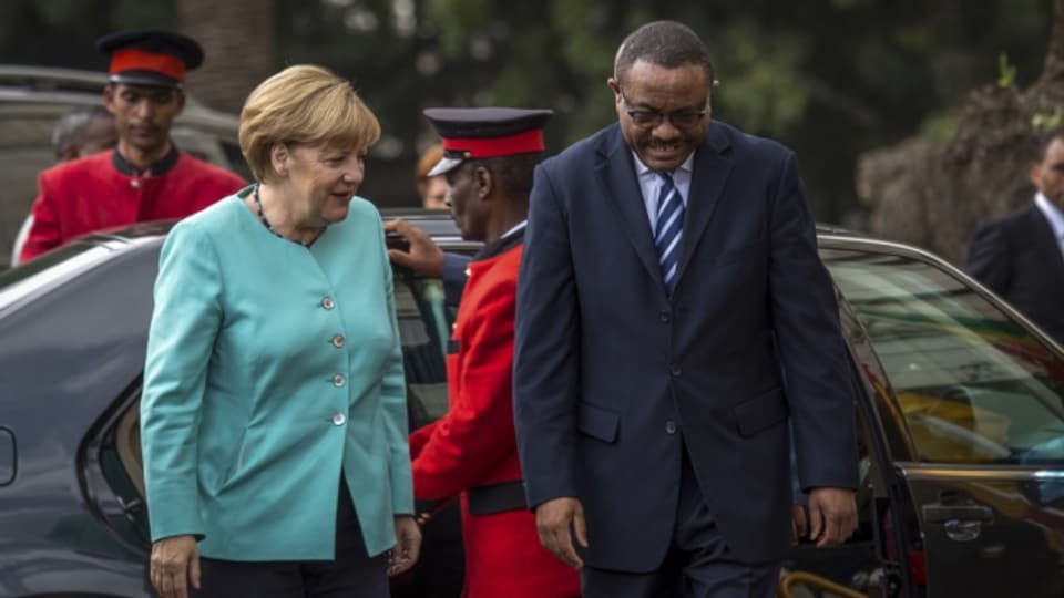 Die deutsche Kanzlerin Angela Merkel wird in Addis Abeba vom äthiopischen Premier Hailemariam Desalegn willkommen geheissen.