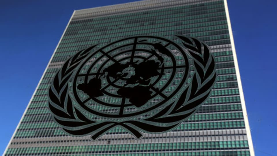 Das Logo der Vereinten Nationen am Gebäude des Uno-Hauptquartiers in New York.