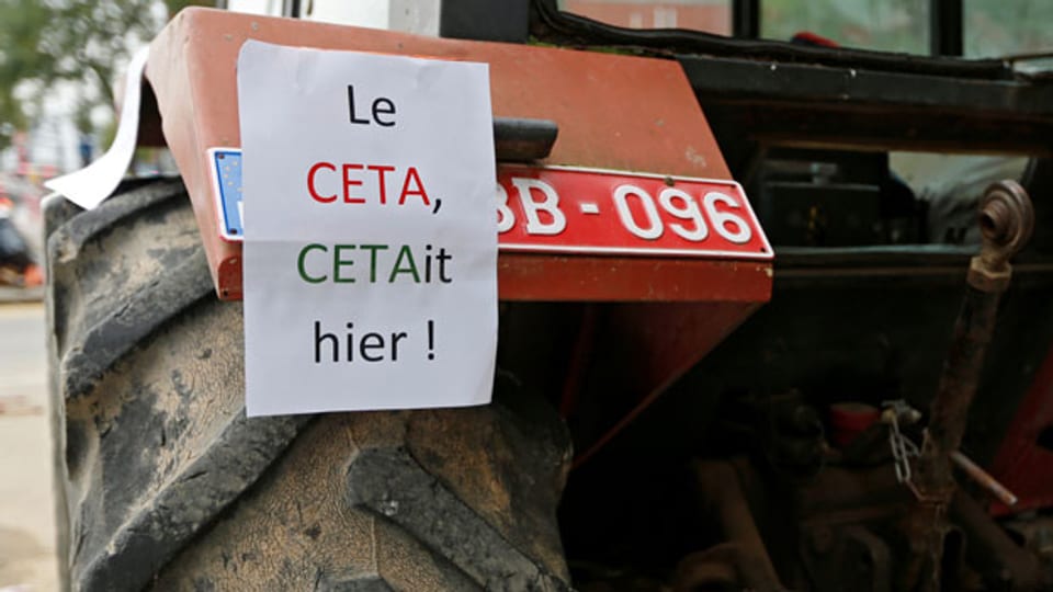 «CETA war gestern!» Gesehen an einem Traktor vor dem wallonischen Regional-Parlament in Namur, Belgien.
