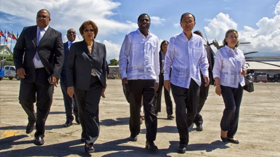 UNO-Generalsekretär Ban Ki Moon (2.v.r.) bei seiner Ankunft in Haiti (15.10.16).