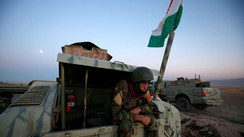 Ein Peshmerga-Kämpfer im Osten von Mosul während der Operation auf den Angriff auf IS-Extremisten.