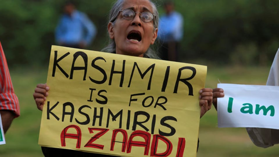 Eine gegen Gewalt protestierende Frau in Kashmir im September 2016.