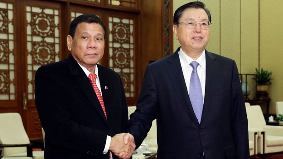 Rodrigo Duterte (links), Präsident der Philippinen und Chinas Präsident Xi Jinping begrüssen sich in Peking am 20. Oktober 2016.