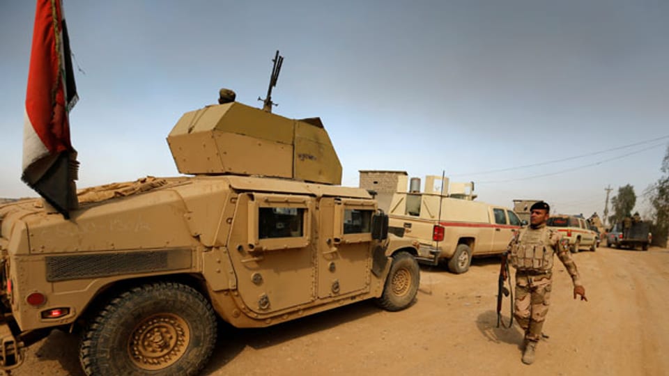 Irakische Armeefahrzeuge nach der Befreiung des Dorfes Khalidiya von den IS-Terroristen südlich von Mossul am 20. Oktober 2016.