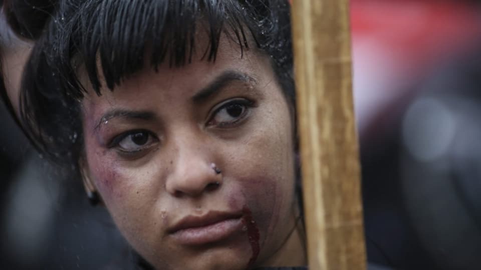 Eine der unzähligen Frauen, die in Argentinien gegen die Gewalt gegen Frauen demonstrierte.