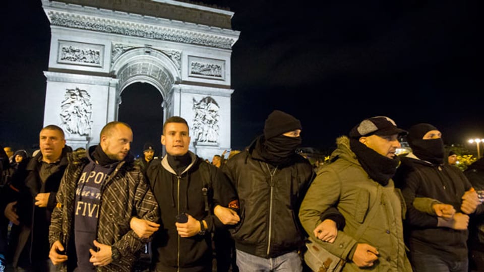 Laut einer Umfrage wollen 6 von 10 Polizisten künftig die französische extreme Rechte wählen.