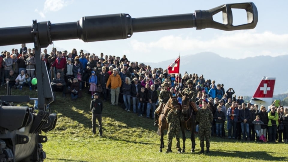 Die Armee lädt zum Volksfest: Tausende Besucher verfolgen das Defilee in Thun.