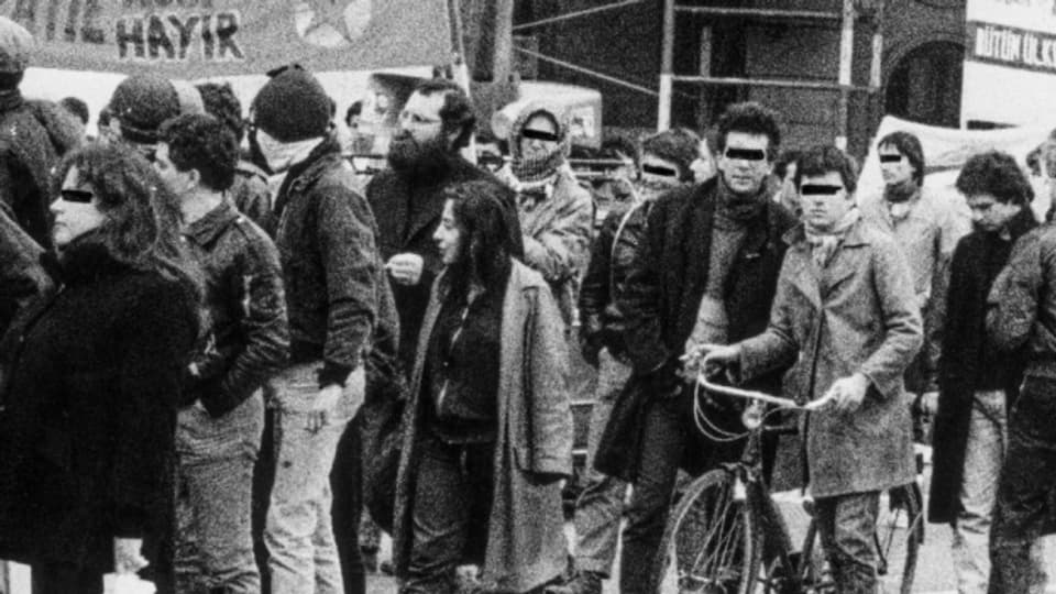 Willy Schaffner, unter dem Transparent, mit Bart, nimmt anfangs 1980er Jahren in Zürich an einer Demonstration teil.