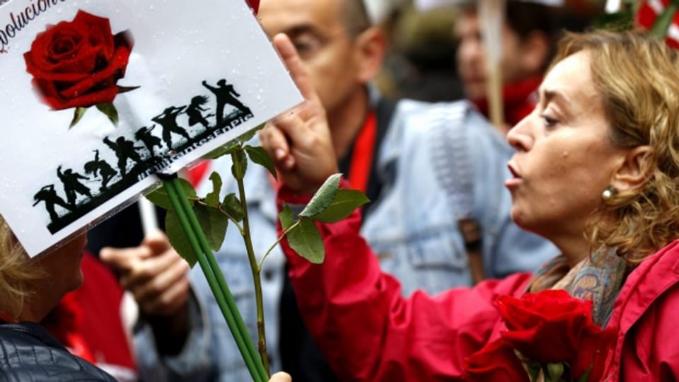 Parteimitglieder protestieren dagegen, dass die Sozialisten im Parlament die Regierung Rajoy dulden wollen.