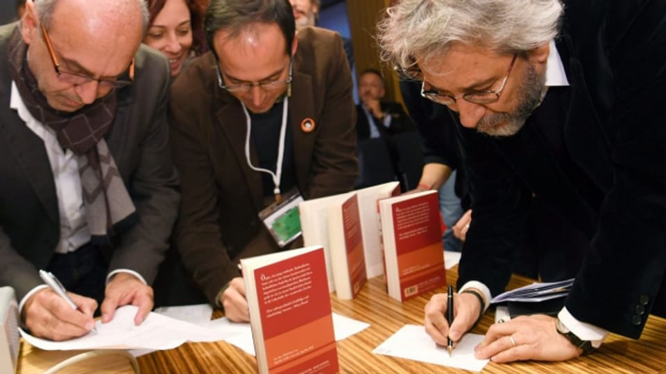 Journalist Can Dündar signiert sein Buch an der Franfurter Buchmesse.