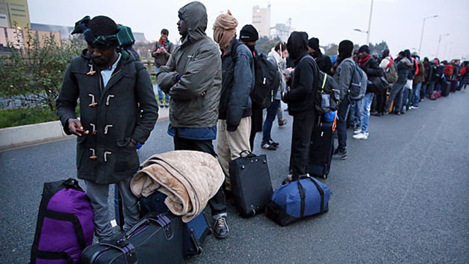 Warten auf eine neue Unterkunft: Flüchtlinge in Calais.