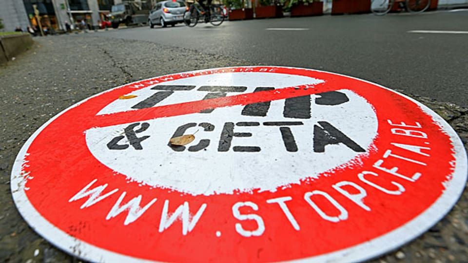 CETA ist zwar noch nicht Altpapier. Aber die Unterzeichnung des Freihandelsabkommens mit Kanada verschiebt sich.
