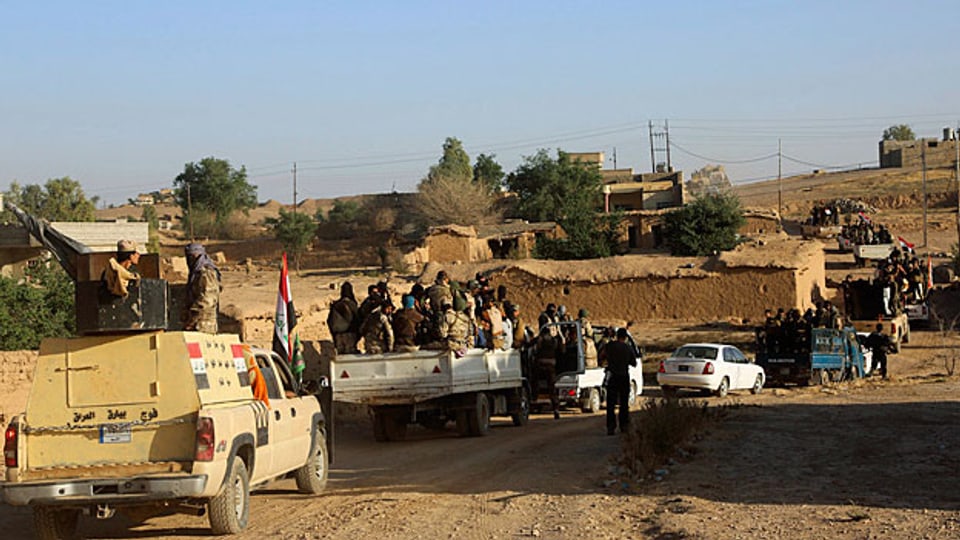 Irakische und kurdische Soldaten warten in der Nähe von Mosul auf ihren Einsatz gegen den IS.