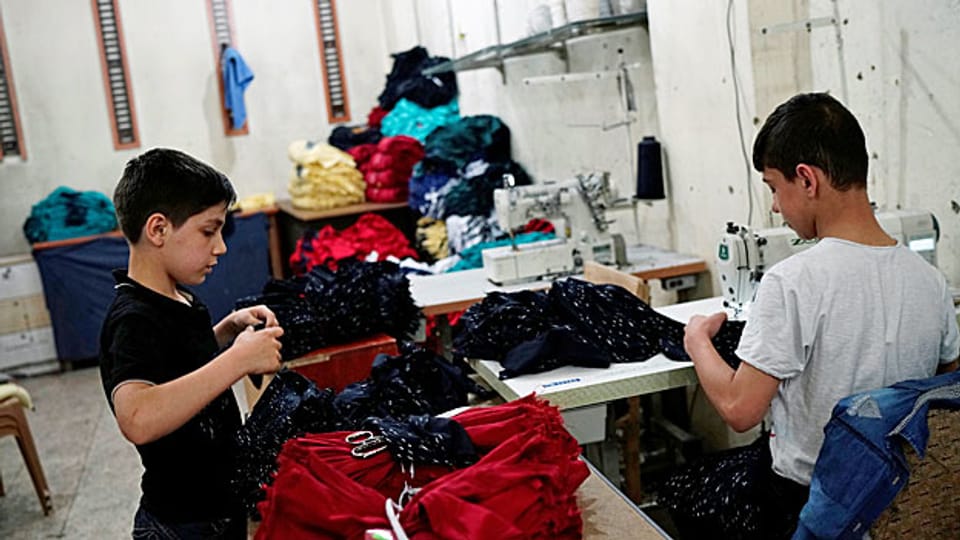 Zwei syrische Buben in einer türkischen Textilfabrik. Syrische Flüchtlingskinder sollen Zwölf-Stunden-Schichten leisten – zu Hungerlöhnen.