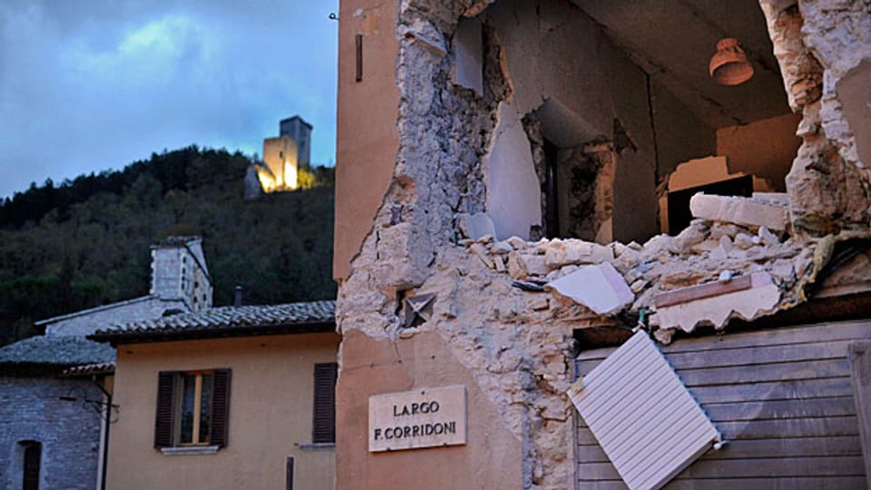 In Visso (Bild) und weiteren Dörfern wurden zahlreiche Häuser und auch eine Kirche zerstört.