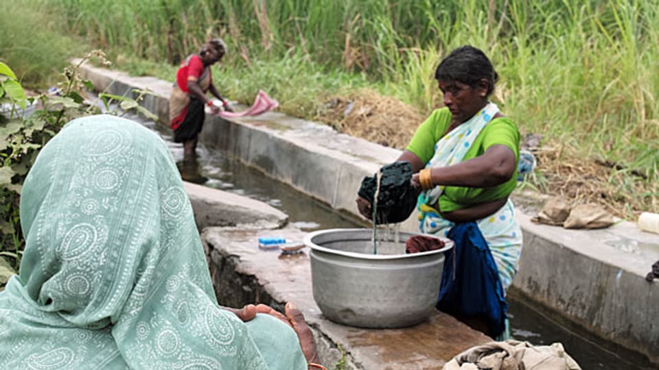 Wasser ist Grundlage allen Lebens – und die Ursache vieler Konflikte. In einem kleinen, betonierten Kanal in Mandya waschen Frauen ihre Kleider.