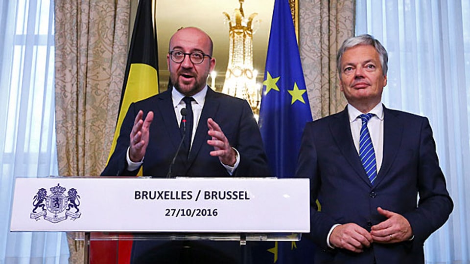 Der belgische Premier Charles Michel und Aussenminister Didier Reynders in formieren über die innerbelgische Einigung zum CETA-Abkommen.